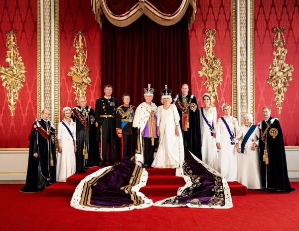 
                Представлен новый портрет короля Карла III, который будет развешен по всей Великобритании            